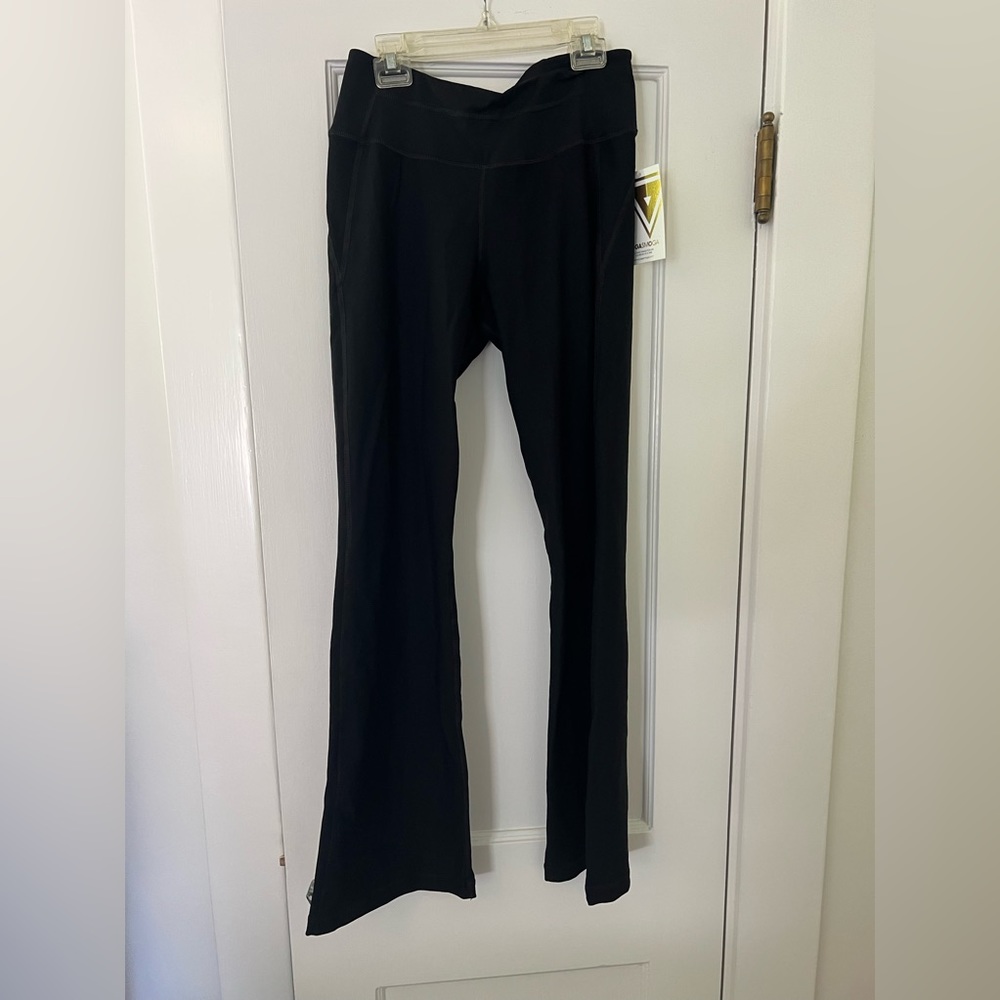 Yogasmoga Women's Yoga Pant (classic slimmie)
Size: 8
[New]
Made in the USA
